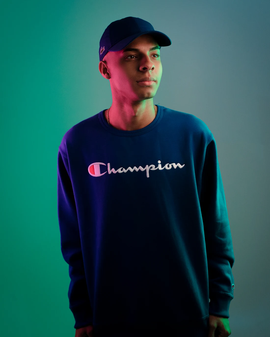 Retrato de DJ Felipe Único com iluminação ciano e magenta