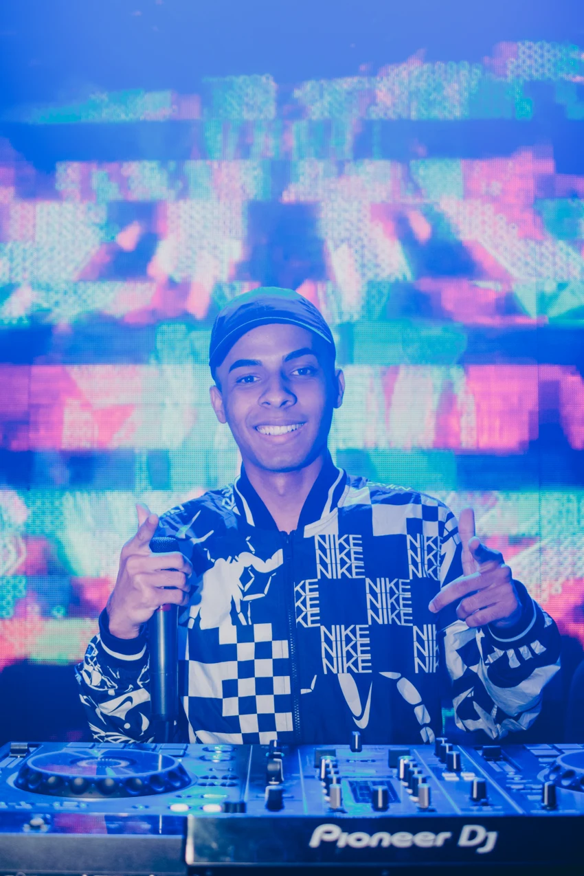 Felipe Único sorrindo atrás dos equipamentos durante uma apresentação